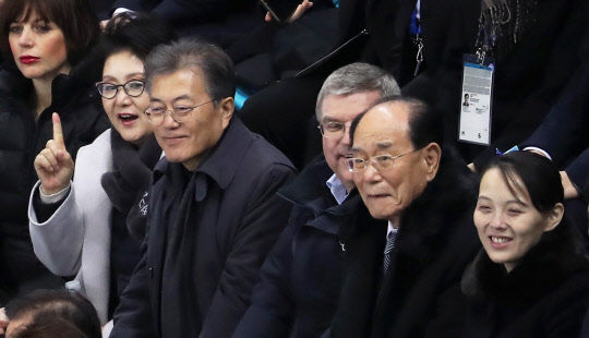 [올림픽] 경기 관람하는 문 대통령-김여정-김영남-바흐  문재인 대통령과 부인 김정숙 여사가 북한 김정은 국무위원장의 특사 자격으로 방남한 김여정 중앙위원회 제1부부장, 북한 김영남 최고인민회의 상임위원장, 토마스 바흐 IOC 위원장 등 참석자들과 10일 오후 강원도 강릉 관동하키센터에서 열린 2018 평창동계올림픽 여자 아이스하키 B조 조별리그 1차전 남북단일팀과 스위스의 경기를 응원하고 있다. 2018.2.10